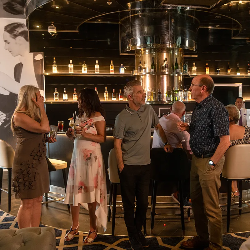 Cosy evening lounge with live music, ideal for solo travellers