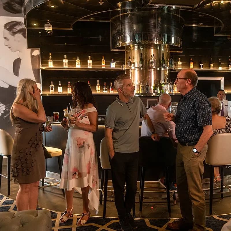 Cosy evening lounge with live music, ideal for solo travellers